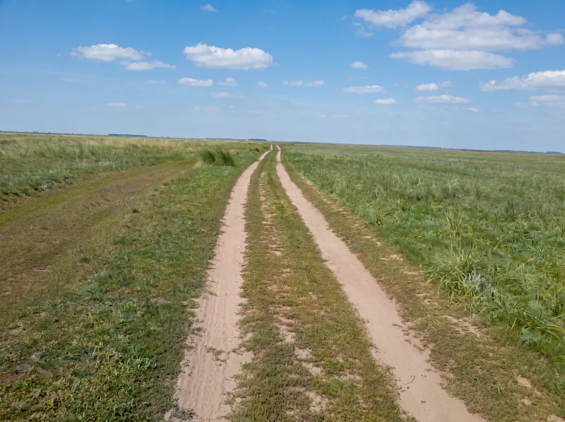 Грунтовая дорога через степь