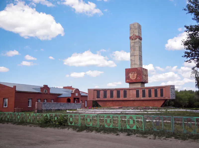 Мемориал воинам-землякам, лето (водяной знак foto-planeta)