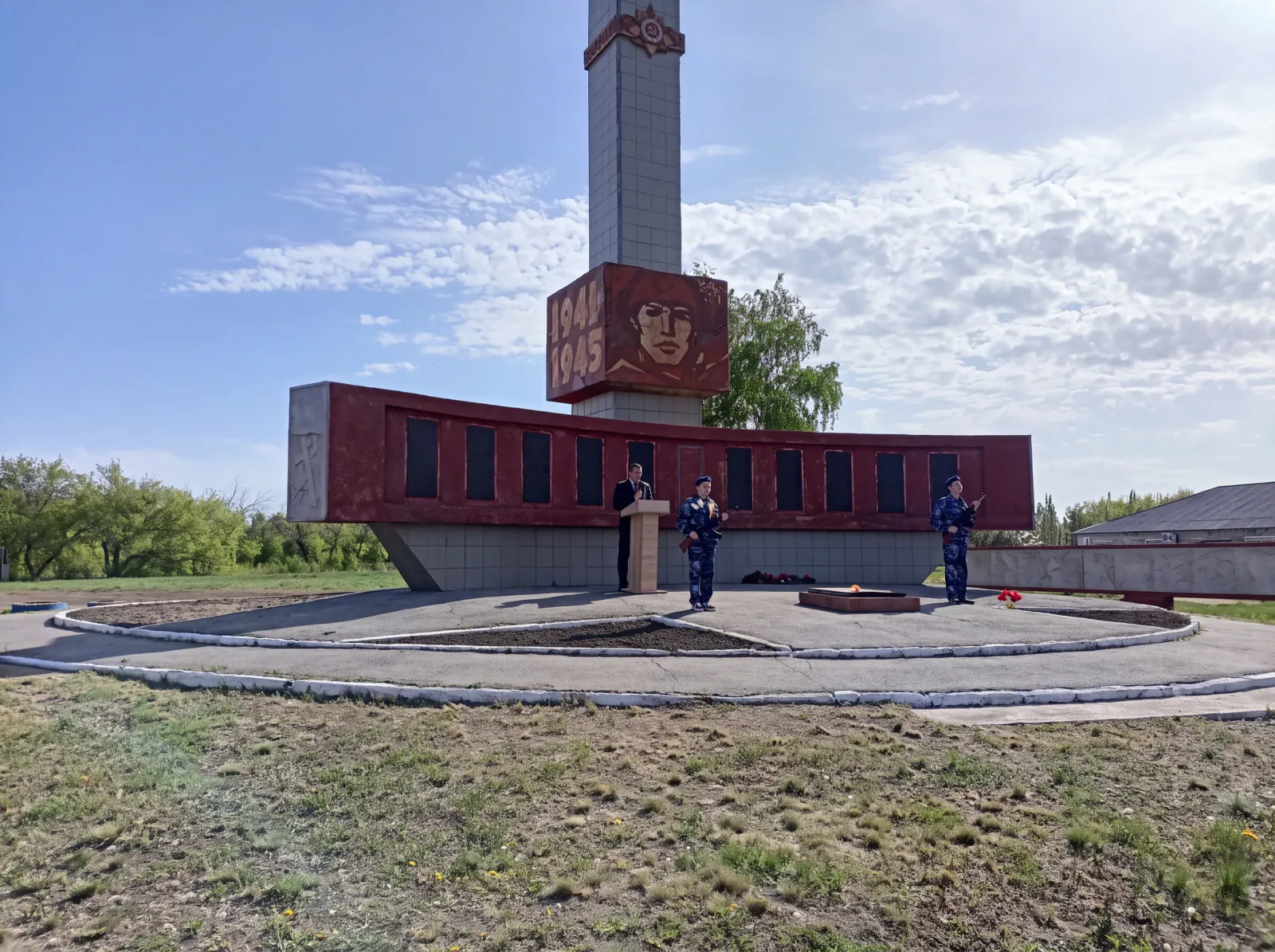 Мемориал с Вечным огнём в День Победы, общий план