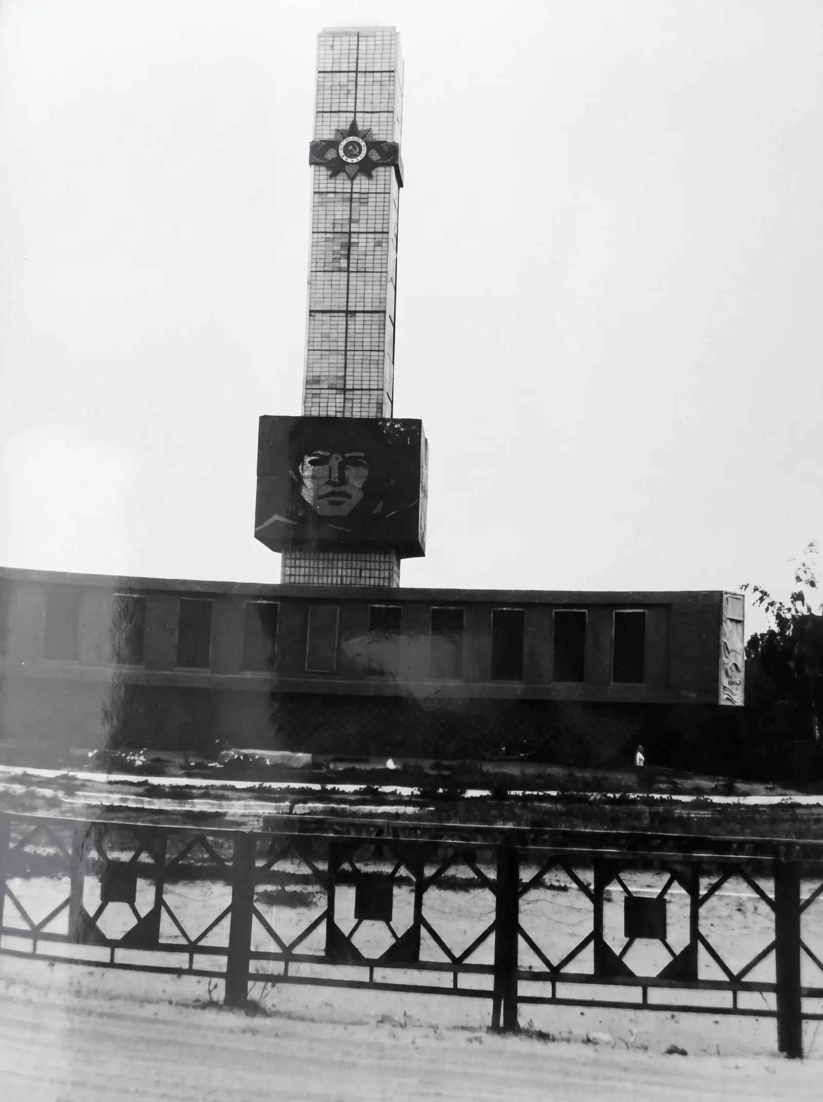 Мемориал воинам-землякам, чёрно-белый снимок 1985 г.