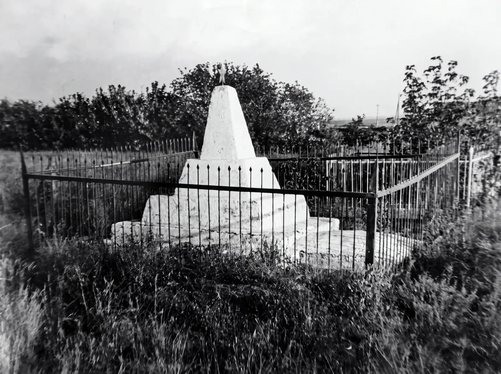 Братская могила 16 партизан (1919), ул. Горького, чёрно-белый снимок 1968 г.