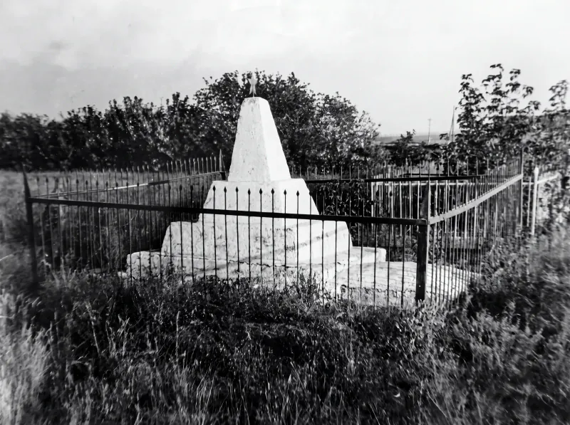 Братская могила 16 партизан (1919), ул. Горького, чёрно-белый снимок 1968 г.