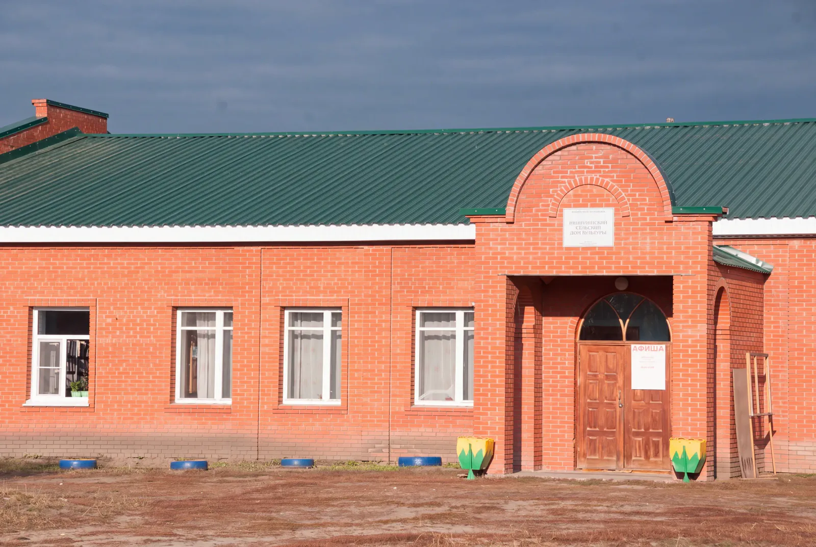 Фасад Шимолинского ДК после замены крыши (старые деревянные двери)
