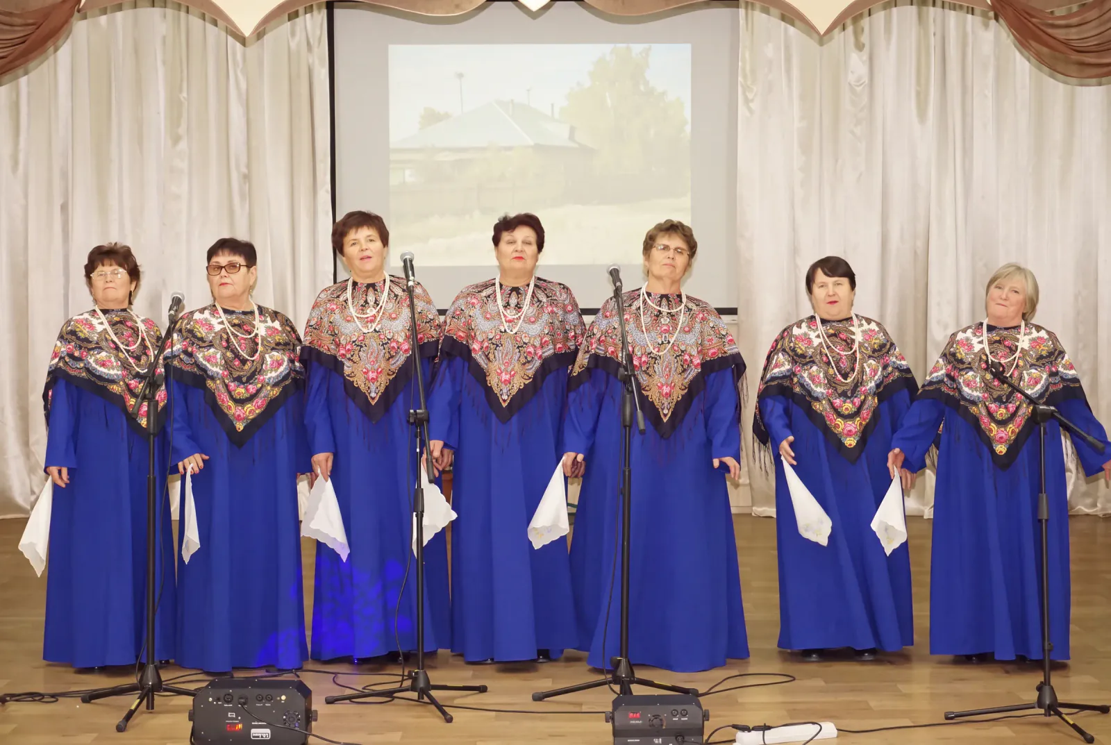 Народный хор в костюмах на сцене ДК на открытии после ремонта