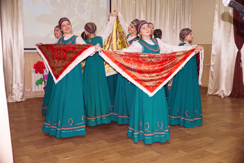 Ансамбль в народных костюмах на сцене ДК, октябрь 2019